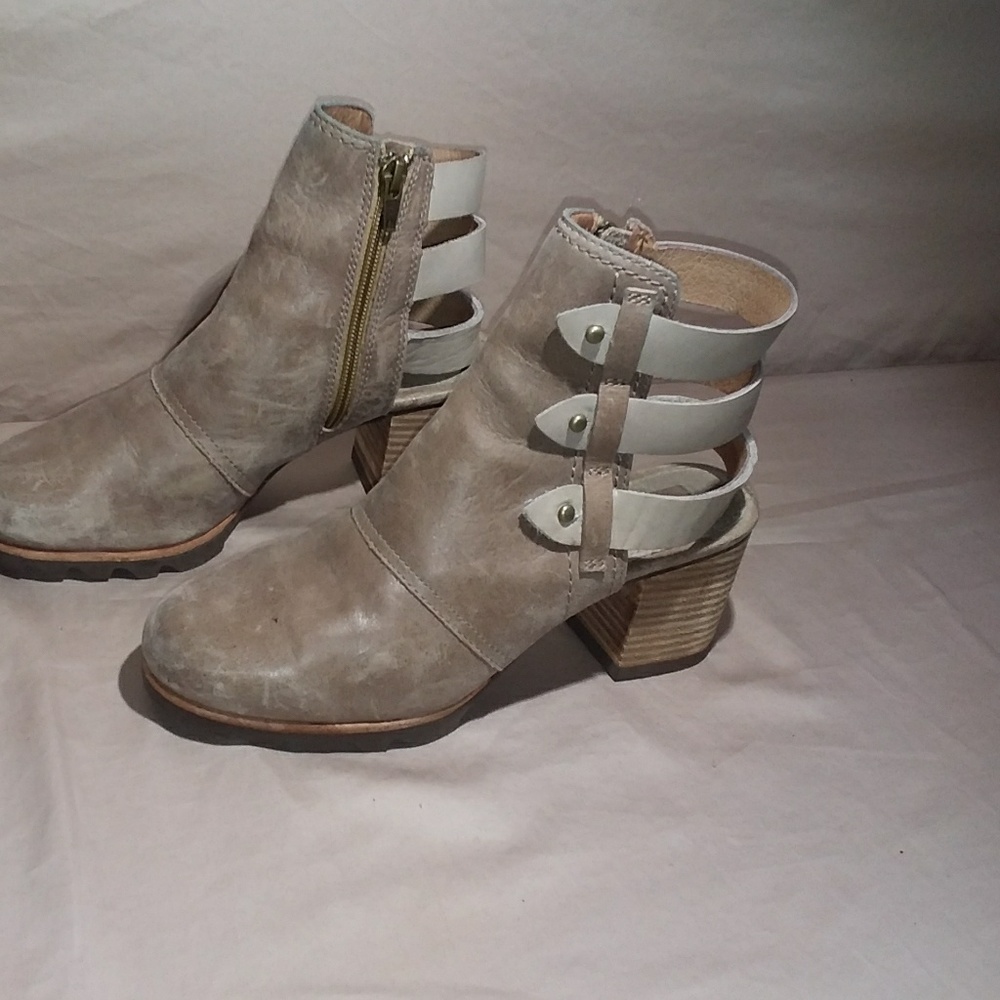 Sorel 6.5 open back/ shoe bootie